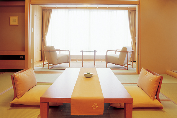 12.5 Tatami-mat Japanese Room with Western Twin Room