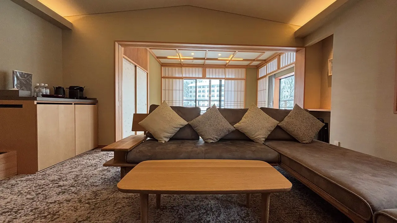 本館温泉内風呂付和洋室　リビング