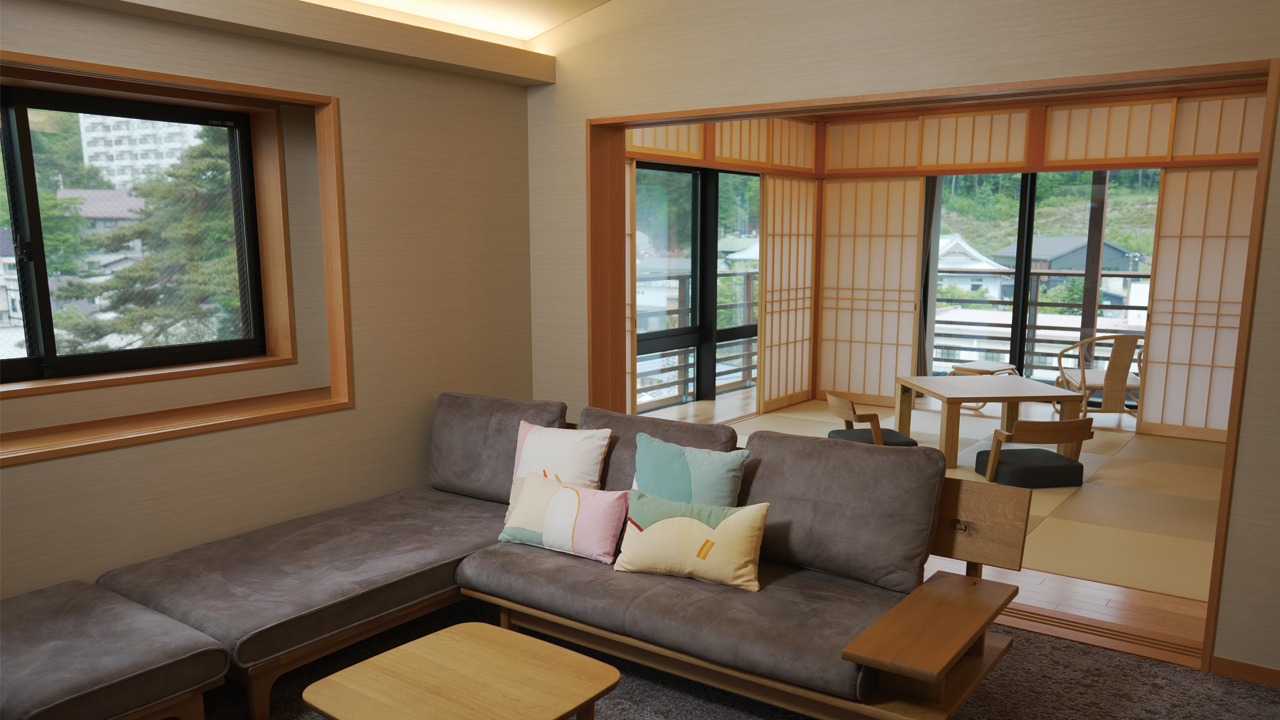 主樓客廳內的日式西式房間,配有溫泉浴池